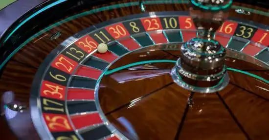 Live Casino interaktif dengan dealer profesional di fire138
